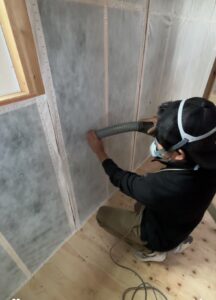 米子市　工務店　エムアールホーム　断熱材『セルロースファイバー』自社で吹き込み工事